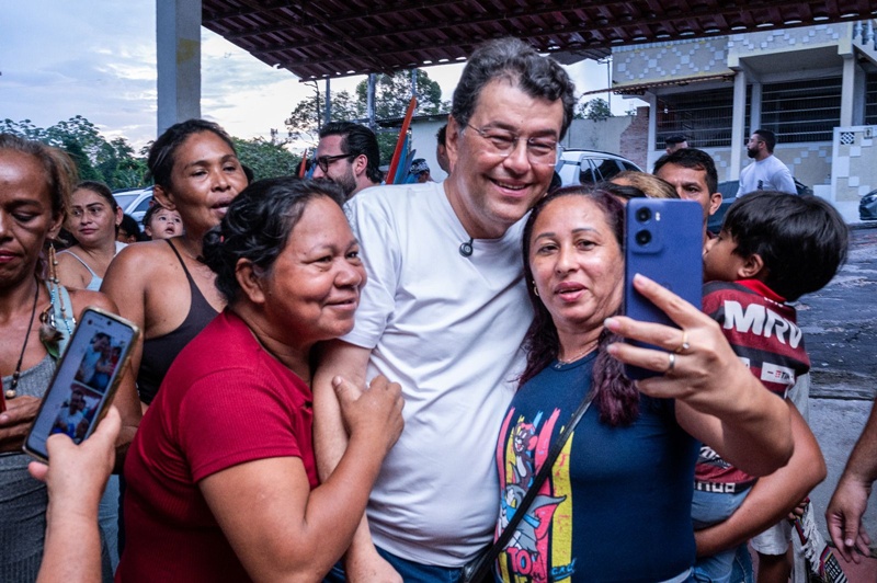 Eduardo Braga leva asfaltamento ao Núcleo 15 da Cidade Nova e moradores comemoram nova realidade
