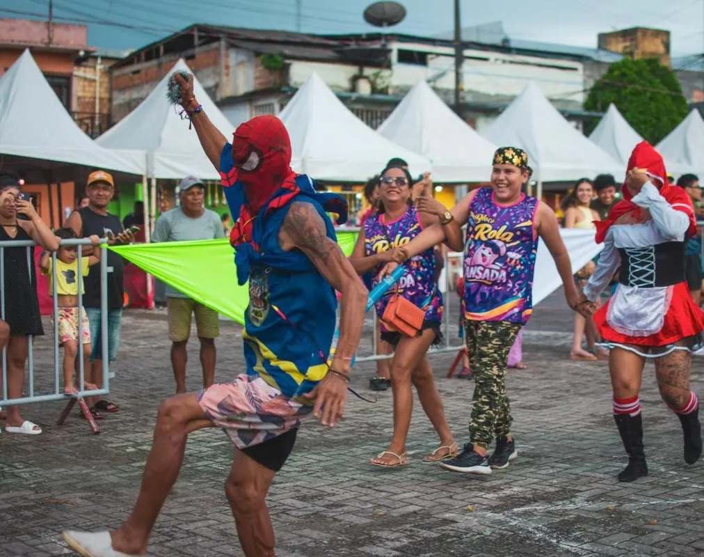 Blocos de rua tomam conta de Tefé e transformam a cidade em um verdadeiro espetáculo de alegria e tradição