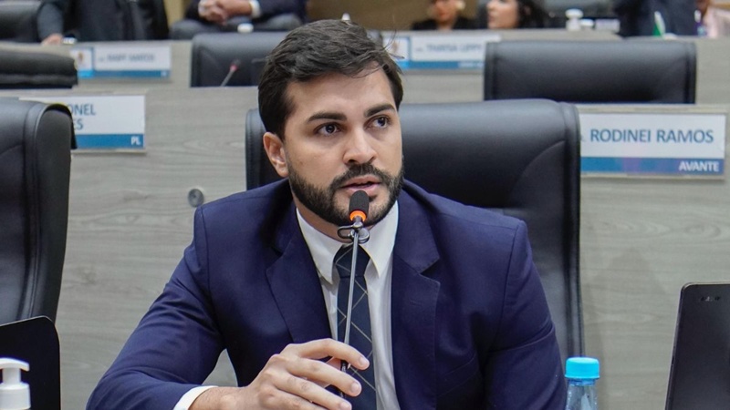 O vereador João Paulo Janjão tem projeto aprovado que garante bolsa universitária para pais de crianças com TEA