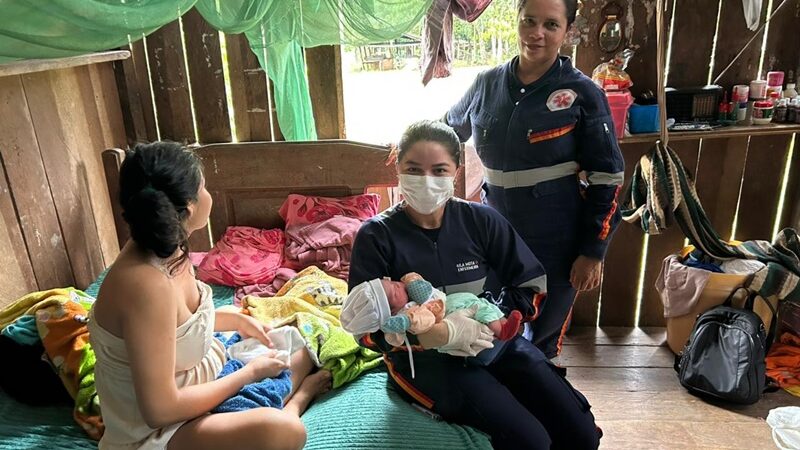 Equipe do SOS percorre 5 horas de lancha para atender mãe e recém-nascido em comunidade ribeirinha de Coari
