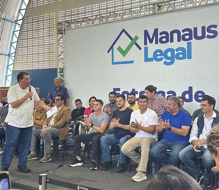 Elan Alencar participa da entrega de 1.500 registro de imóveis no bairro Coroado