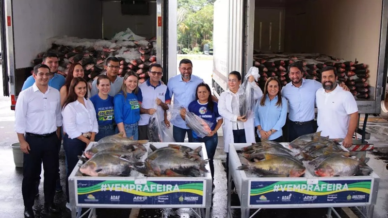 Diego Afonso acompanha entrega de pescado a famílias no Amazonas