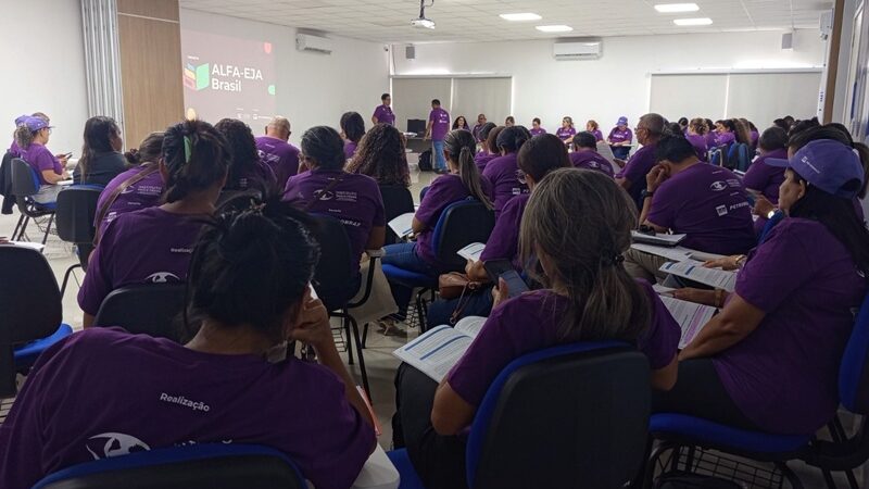 Coari sedia formação do projeto ALFA-EJA Brasil e fortalece educação de jovens, adultos e idosos