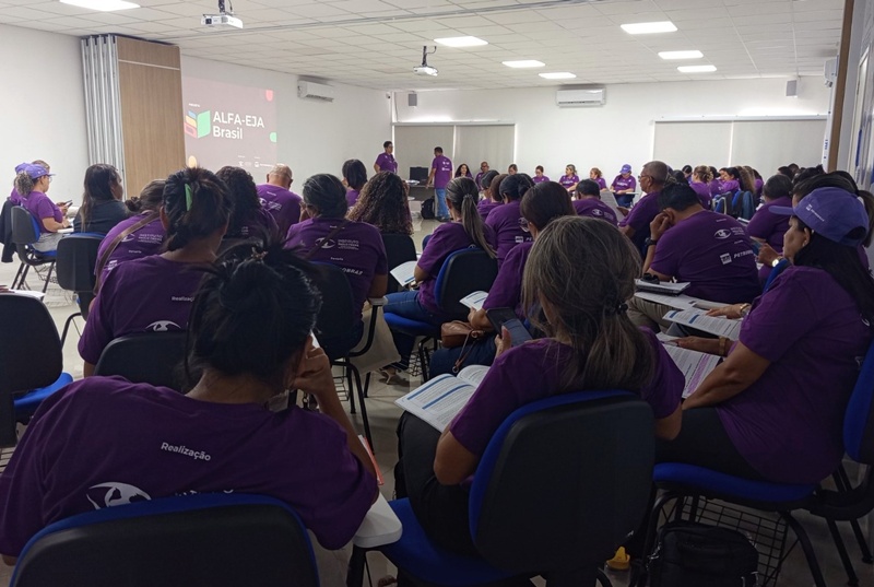 Coari sedia formação do projeto ALFA-EJA Brasil e fortalece educação de jovens, adultos e idosos