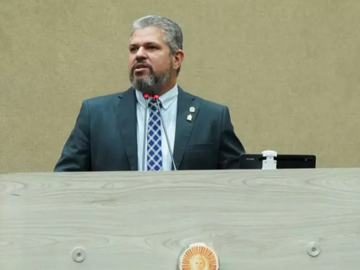 Na tribuna da CMM, Elan Alencar destaca suas ações no esporte, infraestrutura, cultura e social