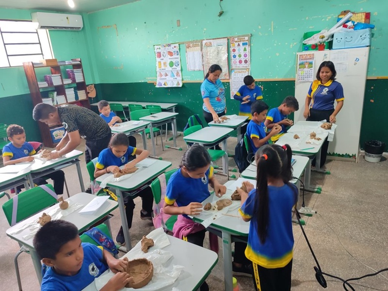Em Parintins, projeto de extensão da UEA realiza oficinas de educação ambiental em escolas ribeirinhas